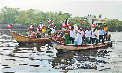 கடலில் கச்சா எண்ணெய் கலப்பு: படகில் சென்று அ.தி.மு.க. நூதன போராட்டம்