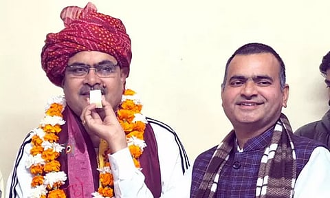 பஜன்லால் சர்மாவுக்கு இனிப்பு வழங்கிய கட்சி நிர்வாகி