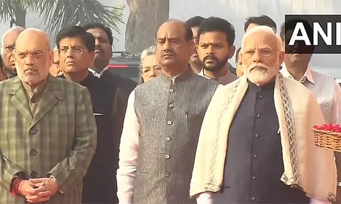 நாடாளுமன்றம் தாக்குதல் தினம்: வீரமரணம் அடைந்த வீரர்களுக்கு பிரதமர் மோடி ,மக்களவை சபாநாயகர் உள்ளிட்டோர் அஞ்சலி