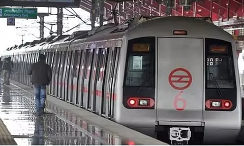 டெல்லி மெட்ரோ ரெயிலில் மருத்துவ மாணவர் உயிரிழப்பு