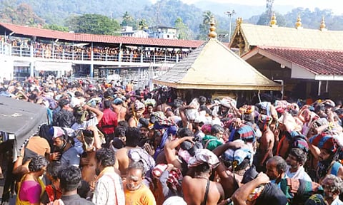 சபரிமலையில் அலைமோதும் பக்தர்கள் கூட்டம்
