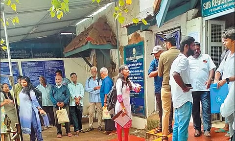 சுபமுகூர்த்த நாளையொட்டி பத்திரப்பதிவு அலுவலகத்தில் அலைமோதிய கூட்டம்