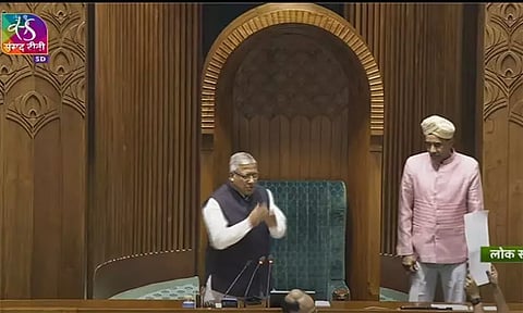 எதிர்க்கட்சிகள் தொடர் அமளி: நாடாளுமன்றத்தின் இரு அவைகளும் ஒத்திவைப்பு