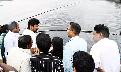 எண்ணெய் கசிவு அகற்றும் பணிகளை பார்வையிட்டு அமைச்சர் உதயநிதி ஸ்டாலின் ஆய்வு