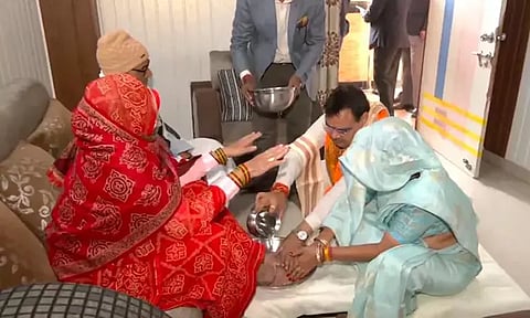 பதவி ஏற்கும் முன் பெற்றோருக்கு பாத பூஜை செய்த ராஜஸ்தான் முதல்-மந்திரி