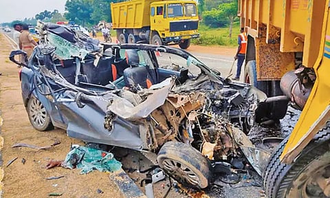 மனைவி உள்பட 3 பேருக்கு அரிவாள் வெட்டு: காரில் தப்பி சென்ற போது விபத்தில் சிக்கி வங்கி ஊழியர் பலி