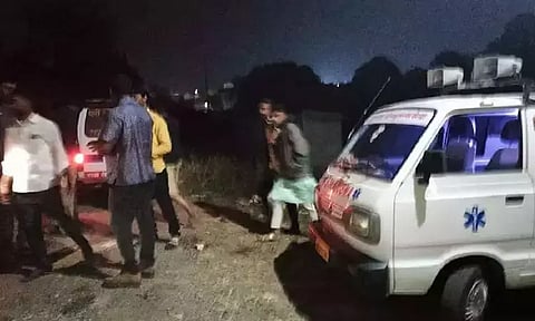 மராட்டியத்தில் ஆட்டோ மீது மினி வேன் மோதிய விபத்தில் 8 பேர் பலி