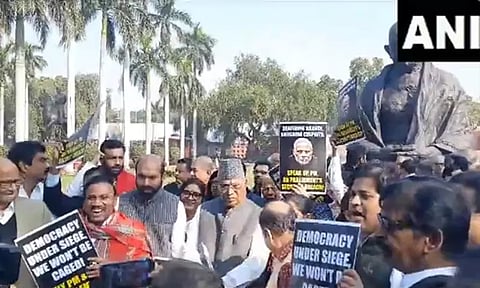 92 எம்.பி.க்கள் சஸ்பெண்டு விவகாரம்; நாடாளுமன்றத்திற்கு வெளியே எதிர்க்கட்சிகள் போராட்டம்