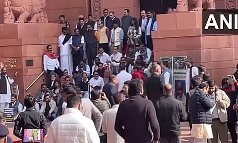 இன்று 49 பேர்...!! மக்களவையில் தொடரும் சஸ்பெண்டு நடவடிக்கை