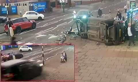 திடீரென பாய்ந்து நடைபாதையில் கவிழ்ந்த கார்.. நூலிழையில் உயிர்தப்பிய பெண்