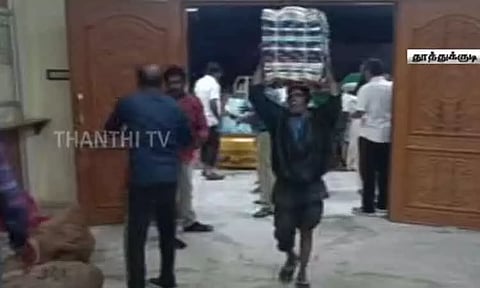 தமிழகத்தின் பல்வேறு மாவட்டங்களில் இருந்து தூத்துக்குடிக்கு நிவாரணப் பொருட்கள் அனுப்பி வைப்பு