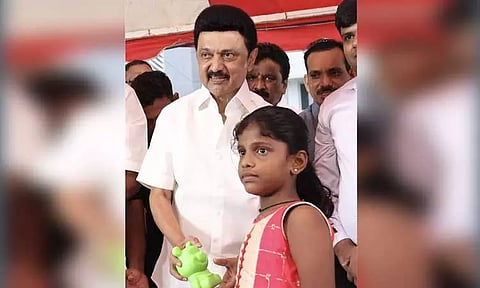 உண்டியலில் சேர்த்து வைத்த பணத்தை வெள்ள நிவாரண நிதிக்கு வழங்கிய சிறுமி - முதல்-அமைச்சர் மு.க.ஸ்டாலின் நெகிழ்ச்சி..!