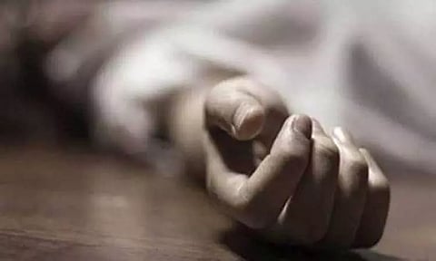 கடைசியாக மனைவியின் குரலை கேட்க போன் செய்த கணவன்... சில நிமிடங்களில் தற்கொலை செய்து கொண்ட சோகம்