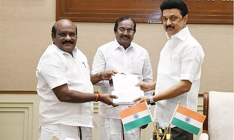 முதல்-அமைச்சரின் பொது நிவாரண நிதிக்கு ஒரு மாத ஊதியத்தை வழங்கிய தி.மு.க எம்.எல்.ஏ.க்கள்...!