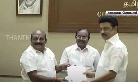 வெள்ள நிவாரண நிதிக்காக ஒரு மாத ஊதியத்தை வழங்கிய தி.மு.க. எம்.எல்.ஏ.க்கள்