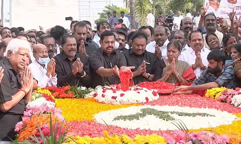 36-வது நினைவு தினம்: எம்.ஜி.ஆர். நினைவிடத்தில் எடப்பாடி பழனிசாமி மரியாதை