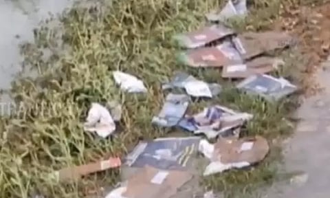 நாங்குநேரி ஓடை அருகே ஆதார் உள்ளிட்ட முக்கிய ஆவணங்கள் கிடந்ததால் பரபரப்பு