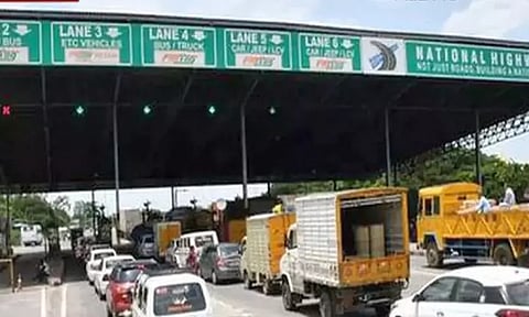 தூத்துக்குடி: நெடுஞ்சாலைகளில் செல்லும் வாகனங்களுக்கு சுங்க கட்டணம் செலுத்துவதில் விலக்கு