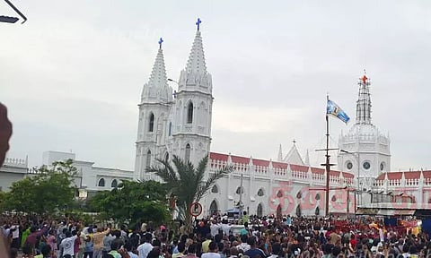 கிறிஸ்துமஸ் பண்டிகையையொட்டி, வேளாங்கண்ணி பேராலயத்தில் குவியும் பக்தர்கள்