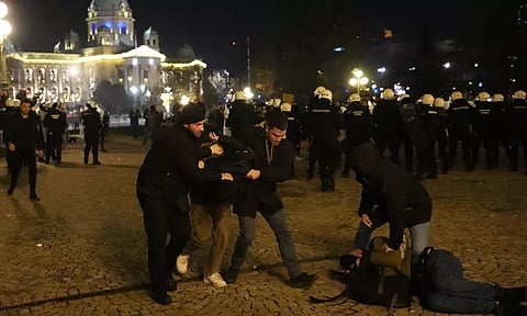 தேர்தலில் முறைகேடு நடந்ததாக குற்றச்சாட்டு.. செர்பியாவில் எதிர்க்கட்சியினர் போராட்டம்