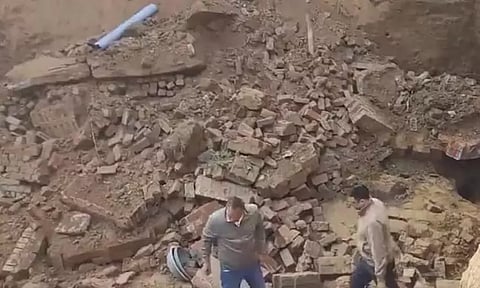 அரியானாவில் குருகிராமில் கோயில் சுவர் இடிந்து விழுந்து விபத்து