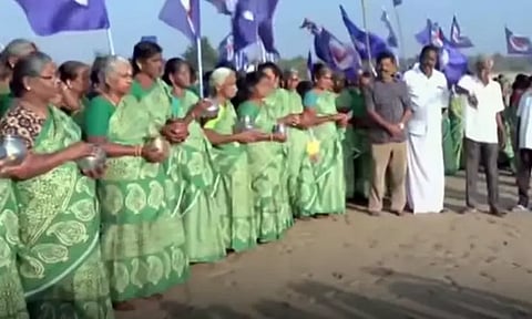 19-ம் ஆண்டு சுனாமி நினைவு தினம்: தமிழகத்தின் கடலோரப் பகுதிகளில் பொதுமக்கள் அஞ்சலி