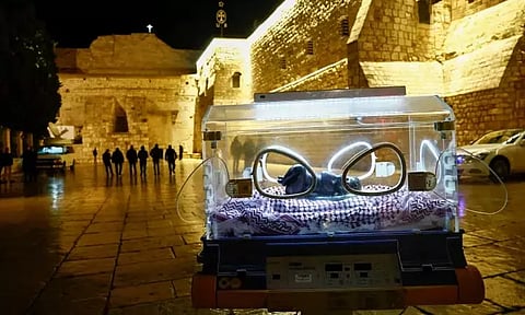 பெத்லகேமில் இன்குபேட்டரில் குழந்தை இயேசு சிலையை வைத்து வழிபாடு