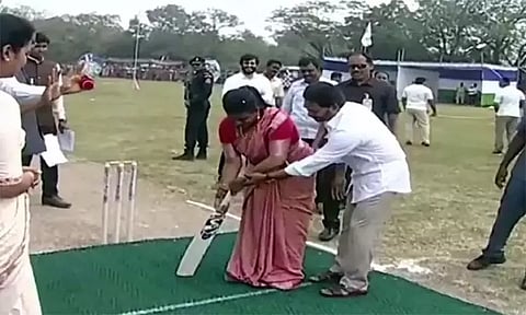 கிரிக்கெட் விளையாட கற்றுக்கொடுத்த ஜெகன்மோகன் ரெட்டி: முதல் பாலே சிக்சர் அடித்து விளாசிய ரோஜா