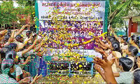 19-ம் ஆண்டு சுனாமி நினைவு தினம் அனுசரிப்பு: கடற்கரையில் உறவினர்கள்-பொதுமக்கள் கண்ணீர் அஞ்சலி