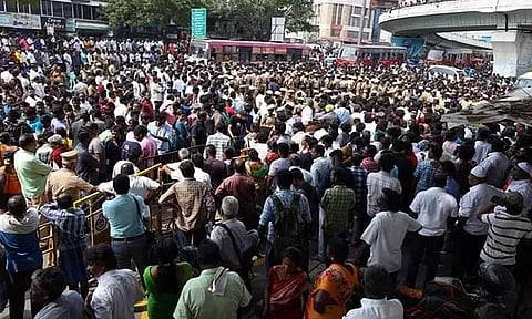 பாச தலைவனை காண தேமுதிக அலுவலகத்தை நோக்கி அலை அலையாய் திரளும் ரசிகர்கள், தொண்டர்கள்...!