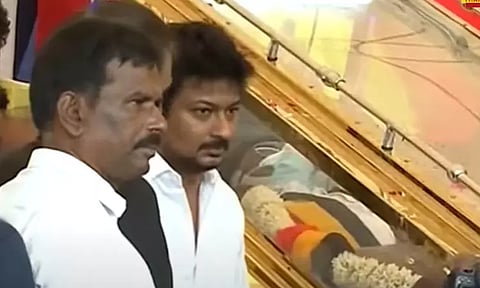 விஜயகாந்த் உடலுக்கு அமைச்சர் உதயநிதி நேரில் அஞ்சலி... இறுதி ஊர்வலம் குறித்து அதிகாரிகளுடன் ஆலோசனை