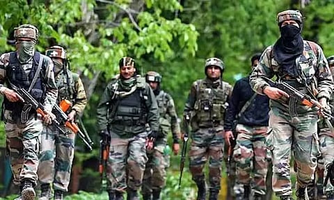 காஷ்மீர்: பூஞ்ச் மாவட்டத்தில் ராணுவத்தினர் தேடுதல் வேட்டை - துப்பாக்கிகள், வெடிகுண்டுகள் பறிமுதல்