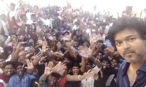 நலத்திட்ட உதவி வழங்கும் விழாவில் ரசிகர்களுடன் செல்பி எடுத்துக்கொண்ட நடிகர் விஜய்