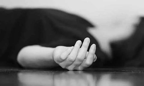 காதல் விவகாரத்தில் இளைஞர் கொலை - கல்லால் தாக்கி மதுபோதையில் நண்பர்களே கொலை செய்த கொடூரம்