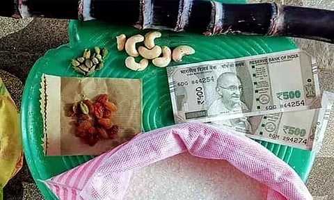 பொங்கலுக்கு குடும்ப அட்டைதாரர்களுக்கு தலா ரூ.1,000 ரொக்கத்துடன் பரிசு தொகுப்பு.? விரைவில் அதிகாரபூர்வ அறிவிப்பு