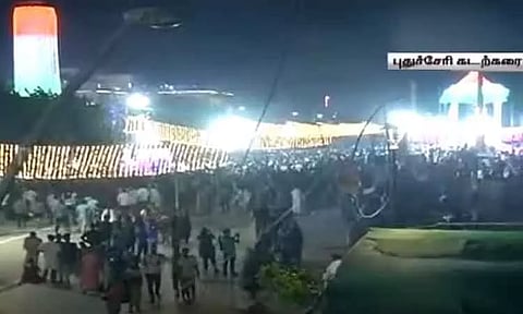 புதுச்சேரி கடற்கரை சாலையில் புத்தாண்டை முன்னிட்டு களைகட்டும் கொண்டாட்டம்; குவிந்து வரும் சுற்றுலா பயணிகள்