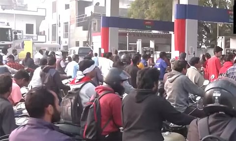 மராட்டியம், இமாச்சல பிரதேசத்தில் பெட்ரோல் பங்குகளை நோக்கி படையெடுக்கும் வாகன ஓட்டிகள்