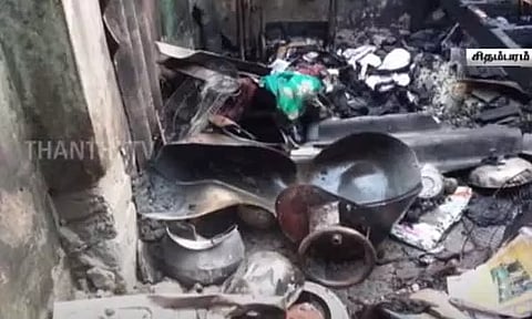 சிதம்பரம் அருகே வீட்டில் கேஸ் சிலிண்டர் வெடித்து விபத்து - அதிர்ஷ்டவசமாக உயிர்தப்பிய குடும்பம்