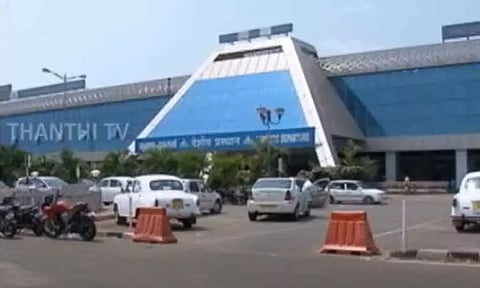 கேரளா: கரிப்பூர் விமான நிலையத்தில் கடந்த ஆண்டு 303 கிலோ தங்கம் பறிமுதல் - சுங்கத்துறை அதிகாரிகள் தகவல்