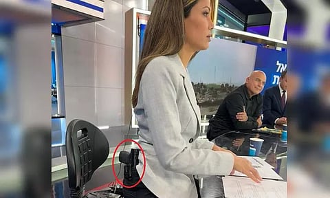 ஹமாஸ் மீதான அச்சம்... துப்பாக்கியுடன் நேரலையில் தோன்றிய இஸ்ரேல் செய்தி தொகுப்பாளினி