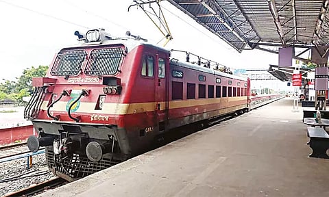 சோதனை ஓட்டம் திருப்தி: போக்குவரத்துக்கு தயார் நிலையில் நெல்லை-திருச்செந்தூர் ரெயில் பாதை