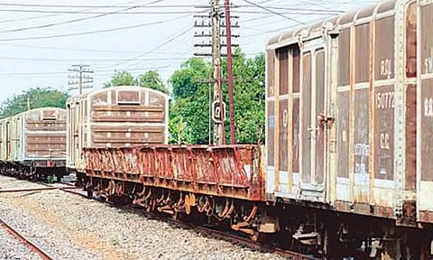 எண்ணூரில் இருந்து நிலக்கரி ஏற்றிச்சென்ற சரக்கு ரெயிலில் திடீர் புகை