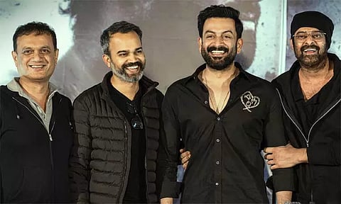 சலார் படத்தின் வெற்றியை கேக் வெட்டி கொண்டாடிய படக்குழு..!