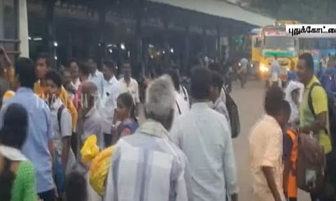 "கால் வைக்ககூட இடம் இல்லை".. தனியார் பேருந்துகளில் அலைமோதும் கூட்டம்