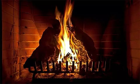 குளிருக்கு தீ மூட்டியதில் விபரீதம்: 2 குழந்தைகள் பலி - பெற்றோர் சுயநினைவின்றி கிடந்ததால் அதிர்ச்சி