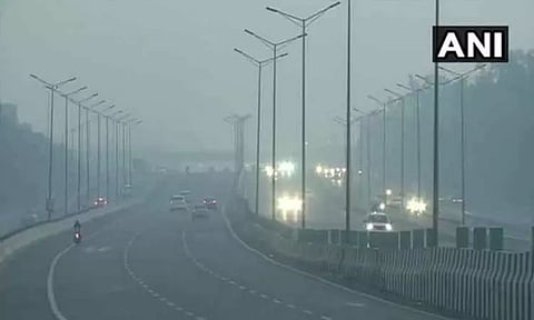 டெல்லியில் கடும் குளிர்: சாலைவாசிகளுக்கு தற்காலிக முகாம்