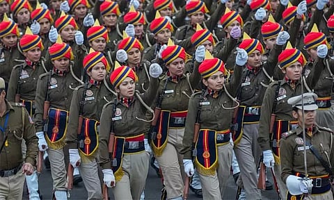 வரலாற்றில் முதல் முறை: குடியரசு தினவிழாவில் கடமை பாதையில் டெல்லி போலீசார் பெண்கள் பிரிவு அணிவகுப்பு