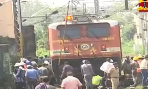 சென்னை எழும்பூரில் ரெயில் என்ஜின் தடம் புரண்டது...!