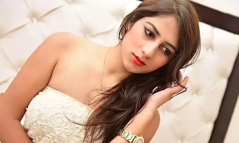 வீடியோ எடுத்து ஓட்டல் உரிமையாளரை மிரட்டிய மாடல் அழகி கால்வாயில் சடலமாக மீட்பு