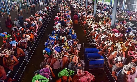 பந்தளத்தில் இருந்து சபரிமலை புறப்பட்டது திருவாபரண ஊர்வலம்